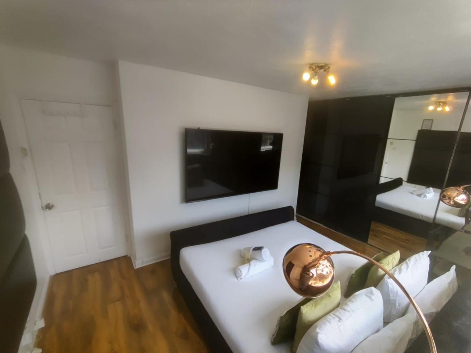 Ferienwohnung R3 Superking Sized Bed & 75" Tv On The Wall In Clapham London Exterior foto