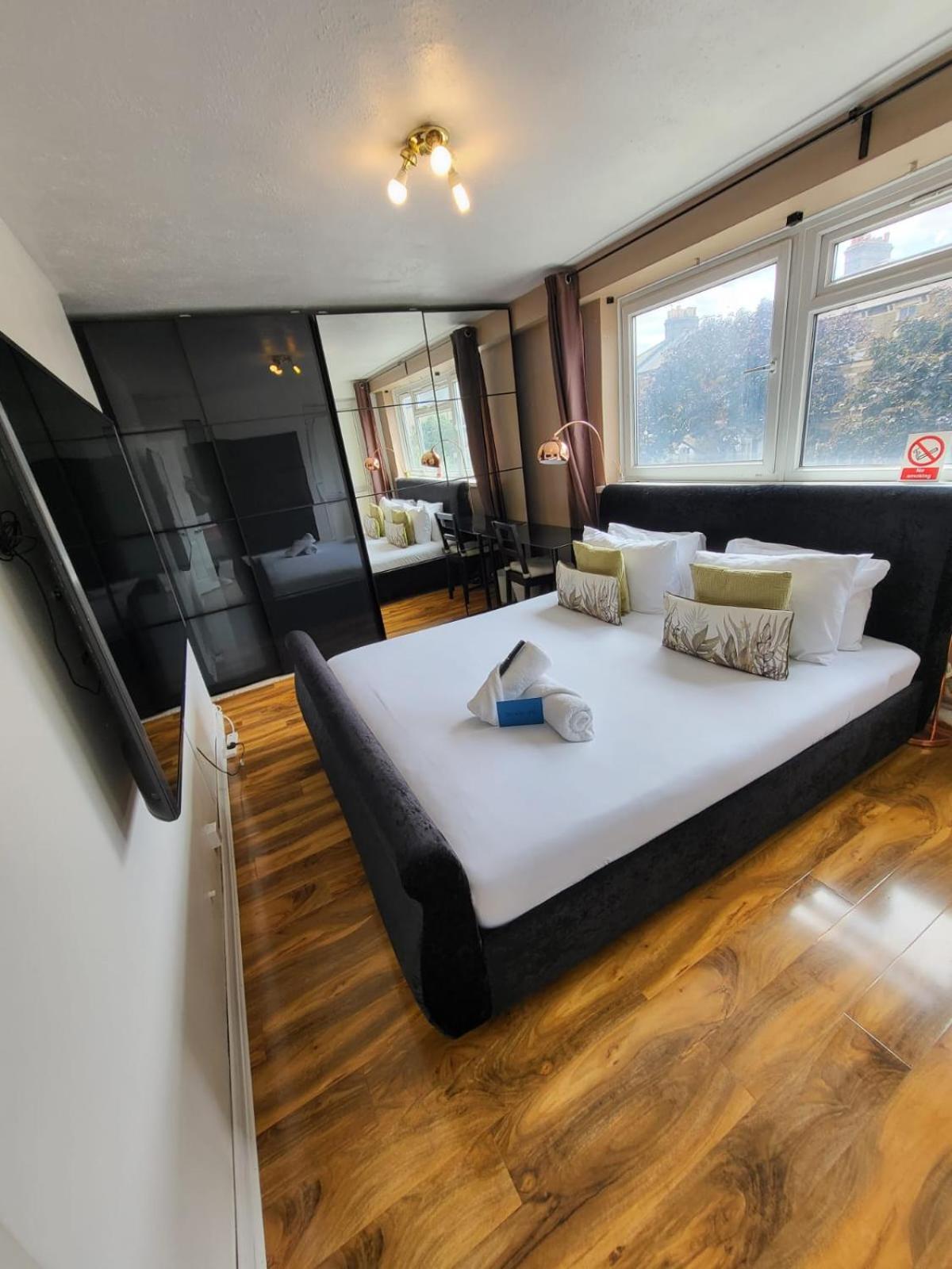 Ferienwohnung R3 Superking Sized Bed & 75" Tv On The Wall In Clapham London Exterior foto